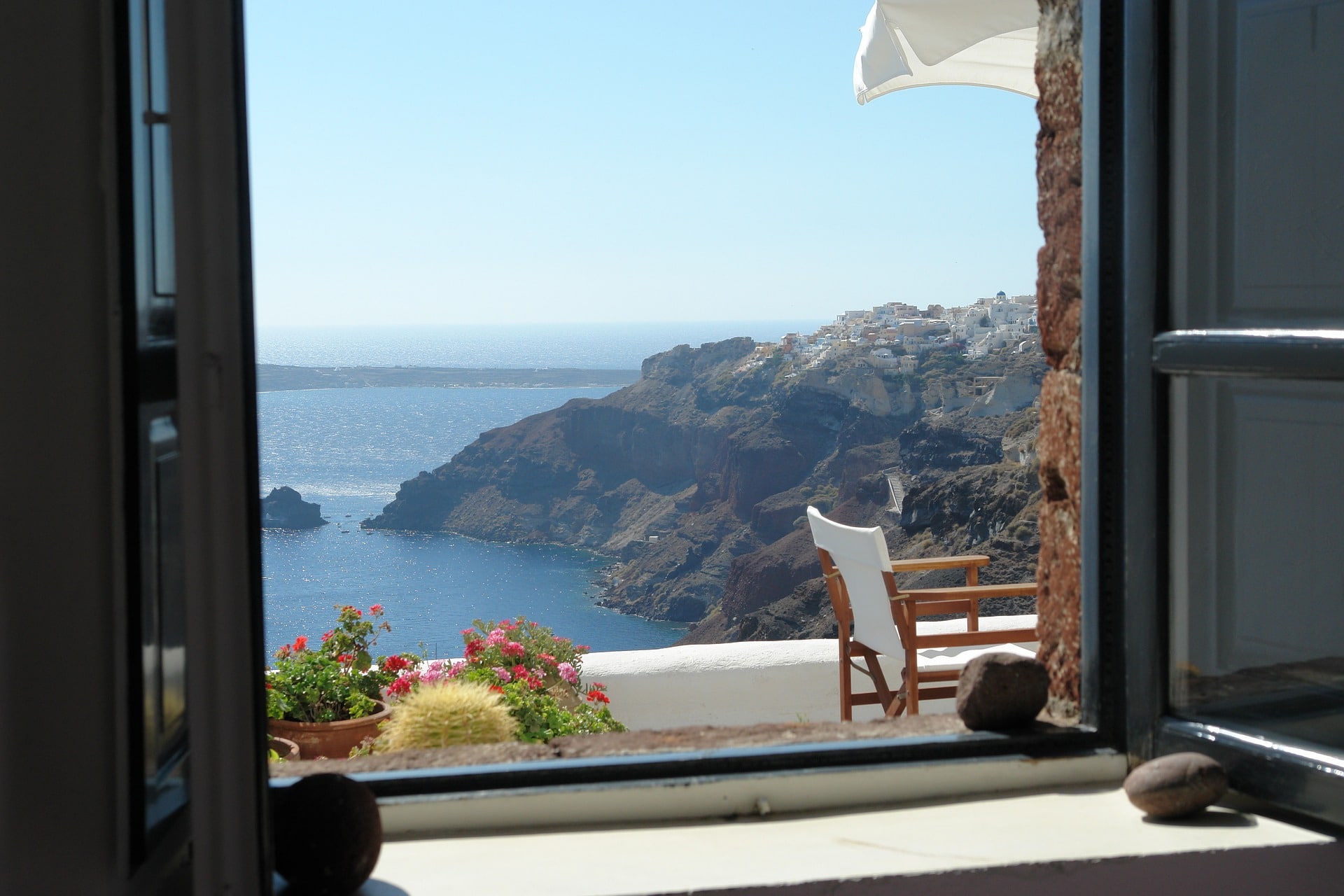 Séjourner à Santorin : choisir un hôtel, une location ou un appart’hôtel ?
