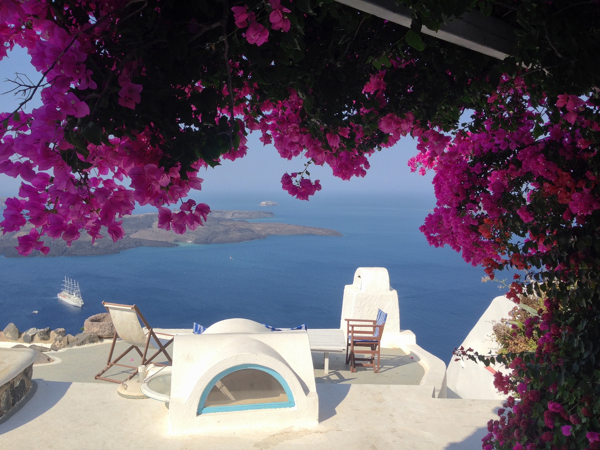 Séjourner à Santorin : choisir un hôtel, une location ou un appart’hôtel ?